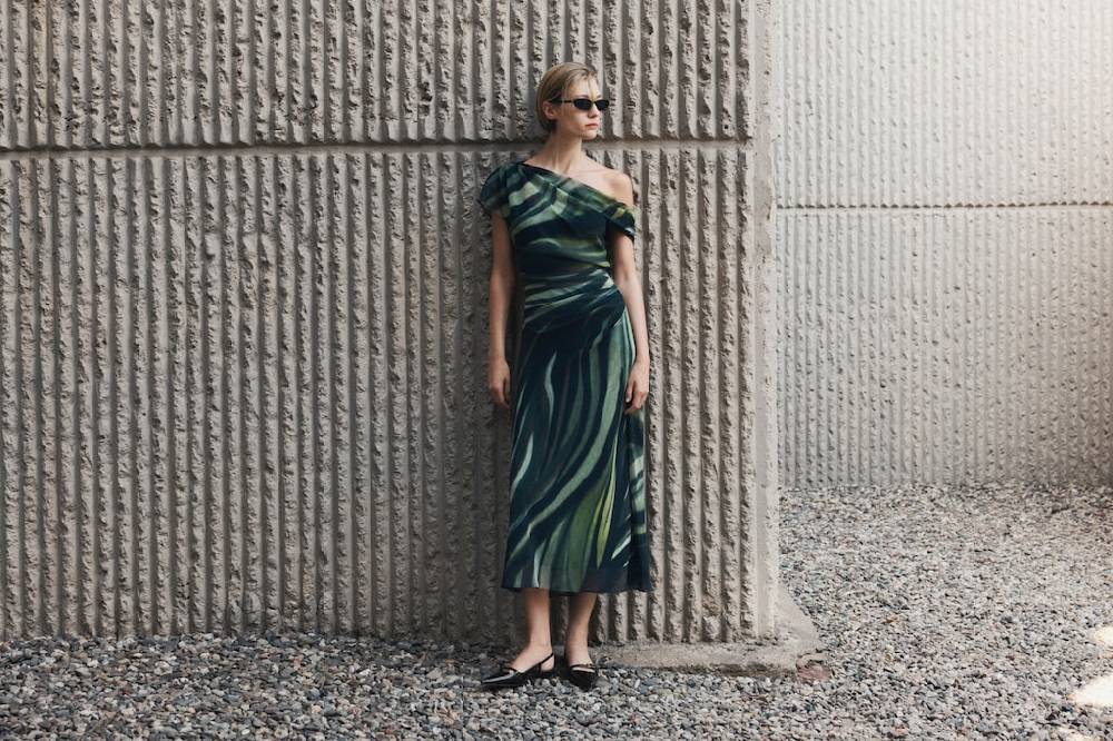 Mango Gemustertes Kleid mit drapierten Details Wochenangebot