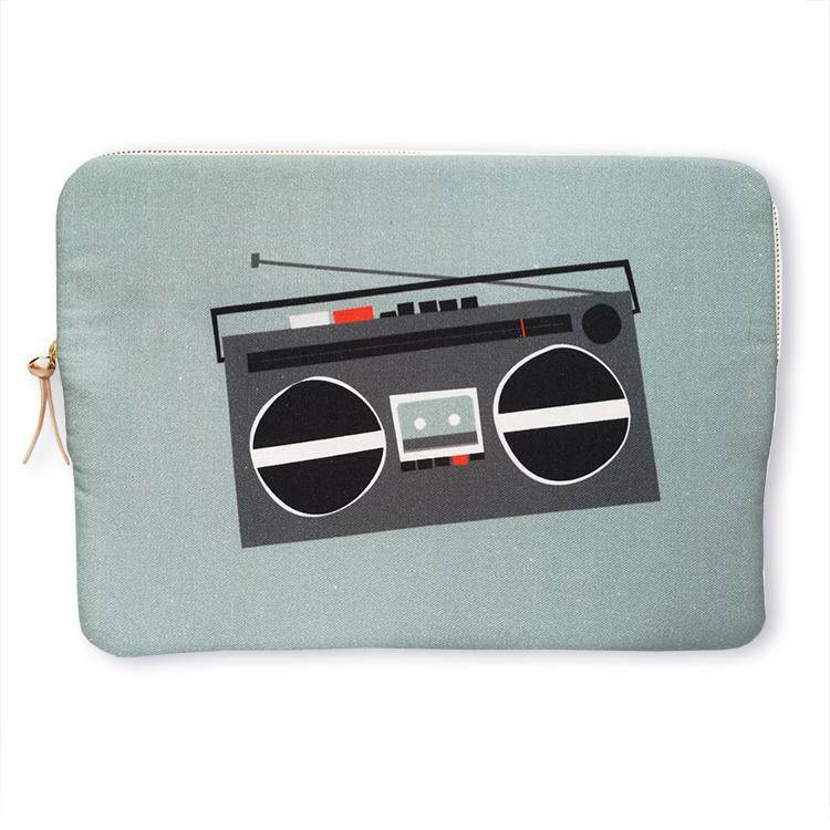Pleased To Meet Boom Box, 13" Laptop Sleeve Super Rabatt